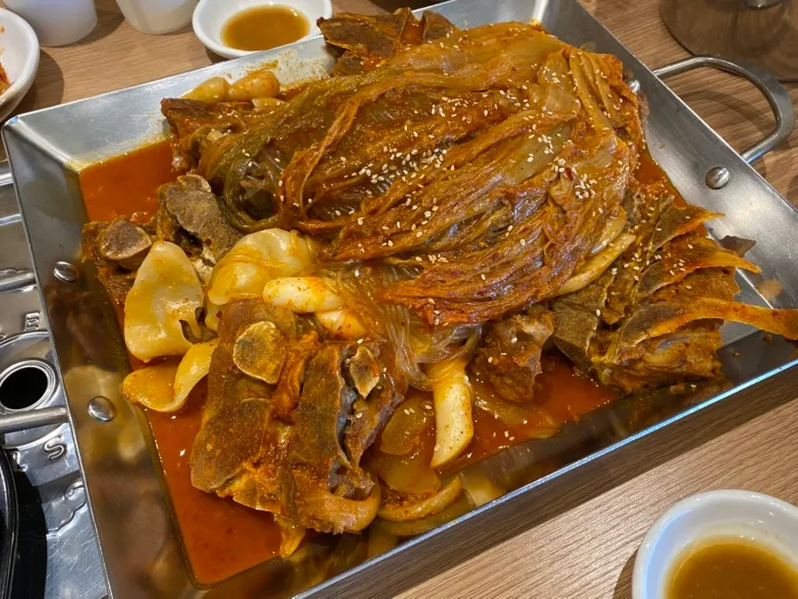 뼈가 가득한 뼈찜 위에서 본 모습
