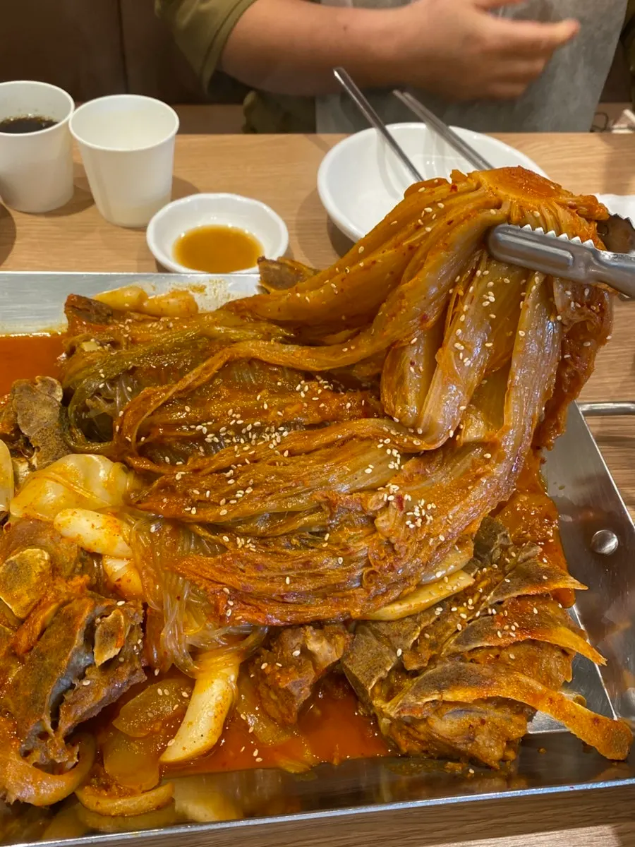 묵은지뼈찜의 큼직한 등뼈