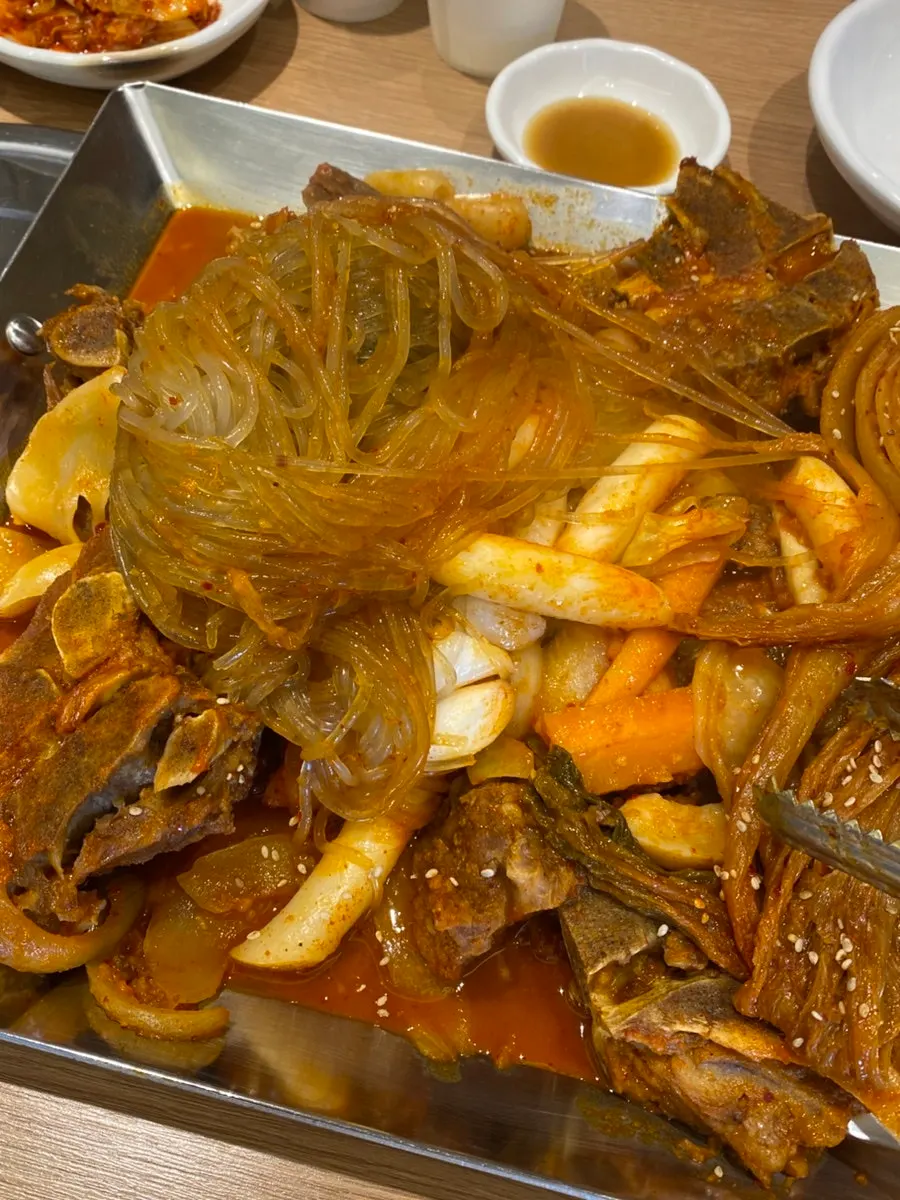 추가한 당면사리가 듬뿍 올라간 뼈찜