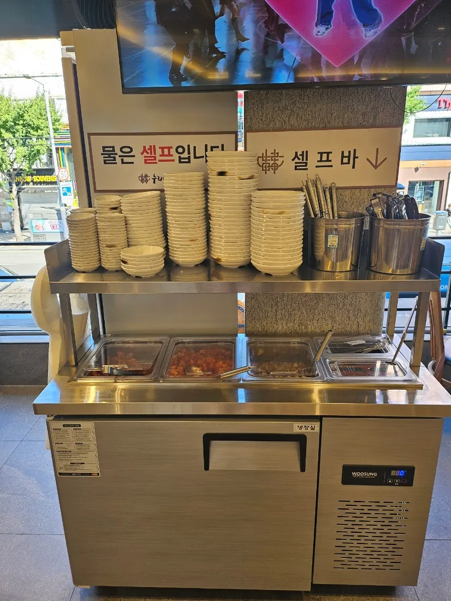 물과 추가 반찬을 가져다 먹는 셀프바