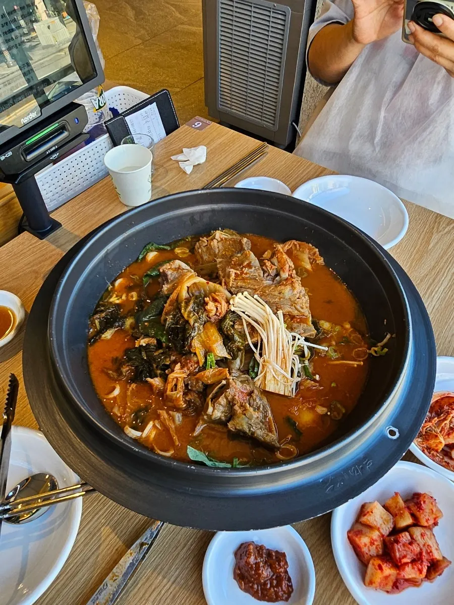 깻잎이 올라간 묵은지감자탕 소자