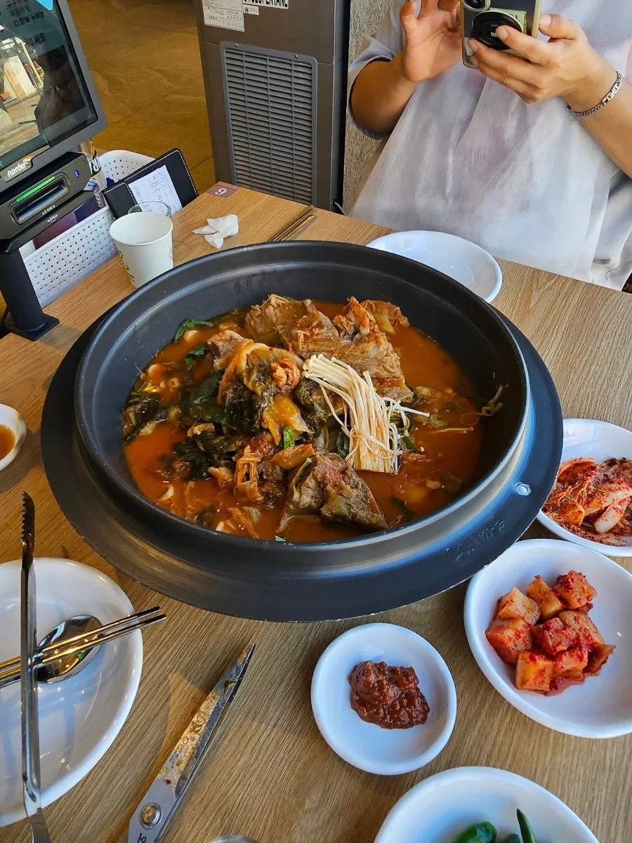 보글보글 끓고 있는 감자탕 국물