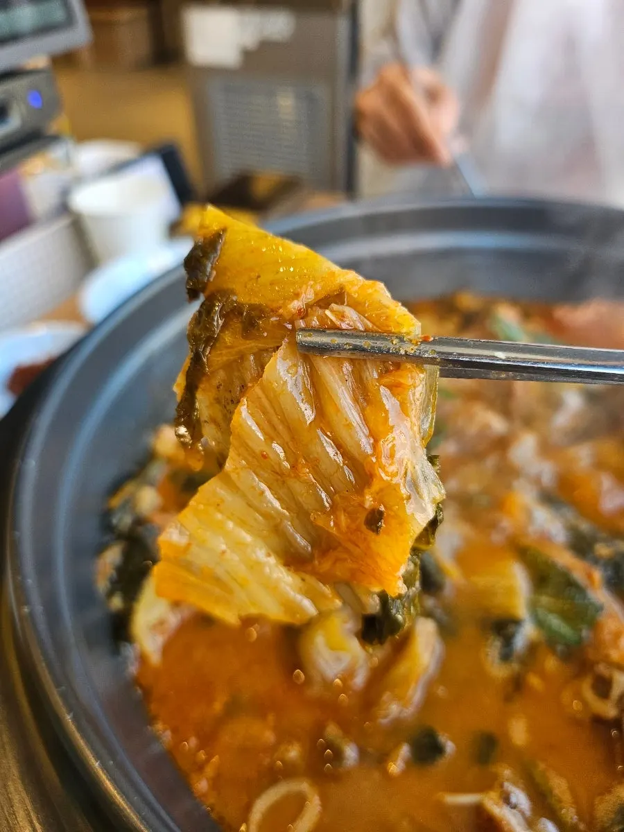 앞접시에 덜어낸 묵은지와 등뼈