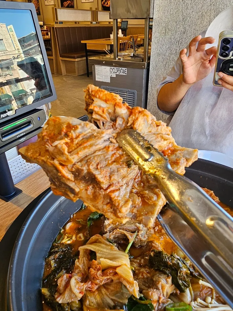 살이 부드럽게 떨어지는 왕 등뼈