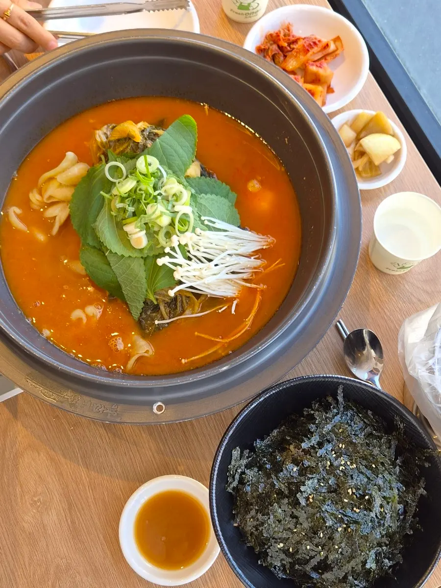 A full spread of gamjatang at Nuri Maeul Gamjatang Itaewon Branch
