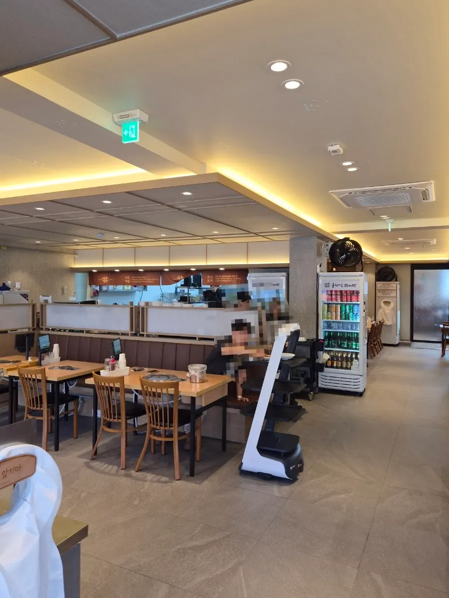 Neatly kept dining hall