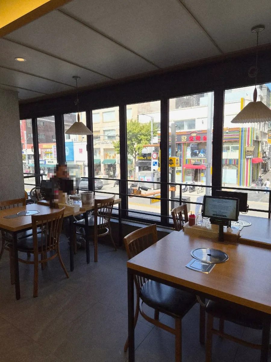 Table seating suitable for group meals