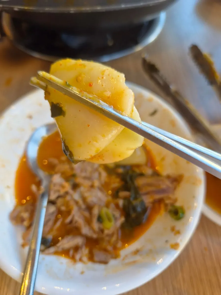 Pot combining gamjatang and sujebi noodles