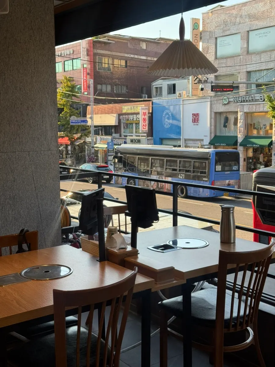 정돈된 분위기의 감자탕 전문점 실내