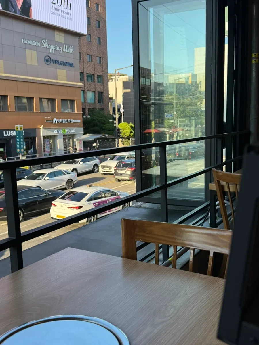 통창으로 된 창가 자리와 셀프바