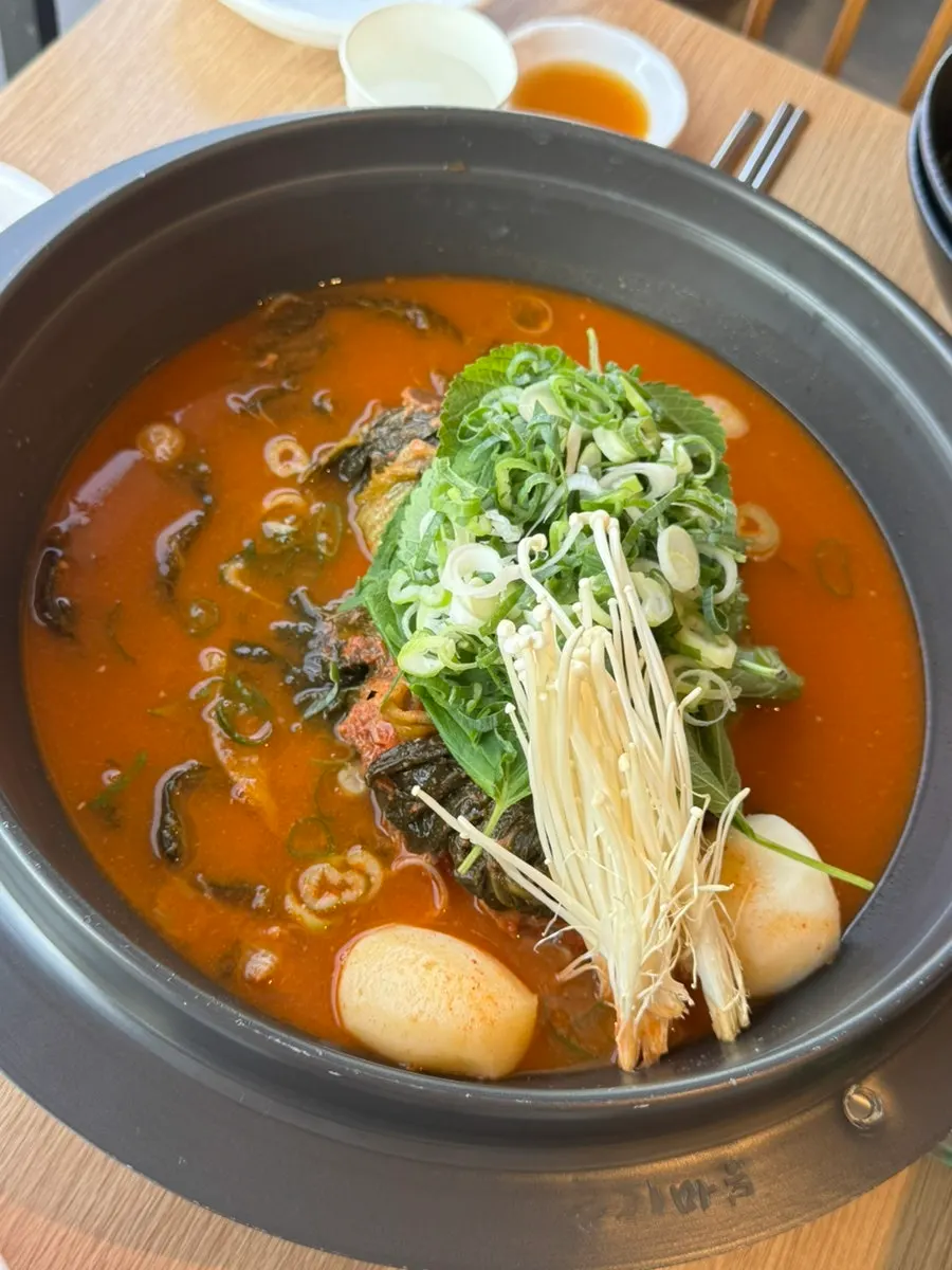 감자탕과 뼈찜 가격이 적힌 누리마을감자탕 메뉴판