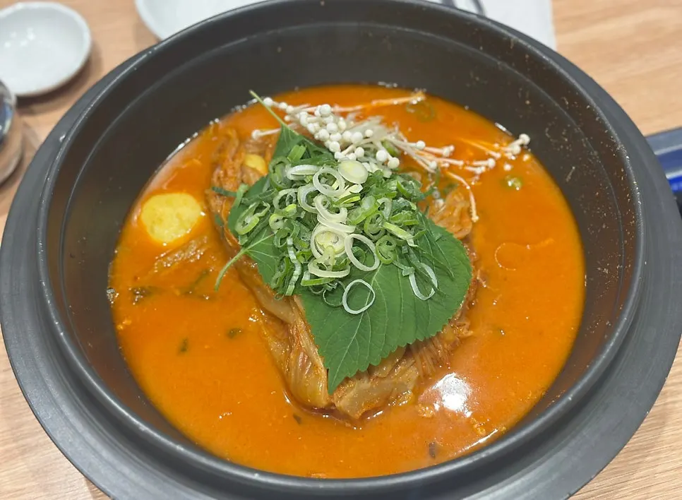 Bone stew and rice bowls set on the table
