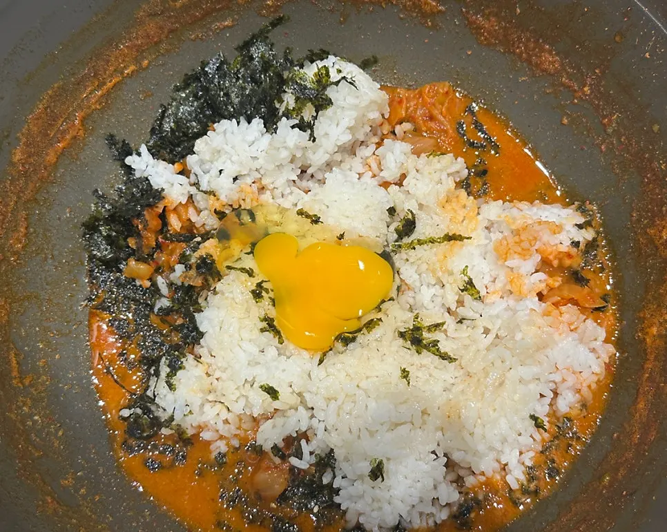 Making self-fried rice after ladling out the broth