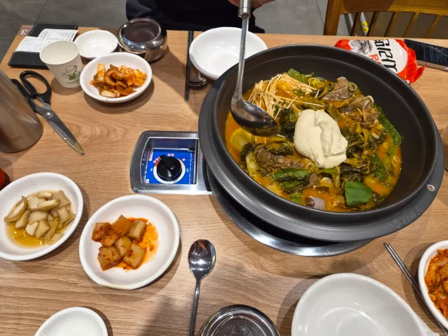 감자탕과 사리, 공기밥이 놓인 한상