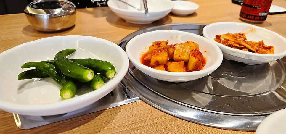 물과 반찬을 리필할 수 있는 셀프바
