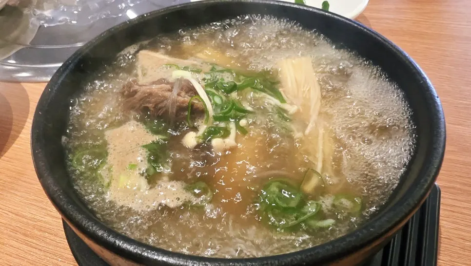 작은 갈비뼈가 여러 개 들어간 갈비탕 특