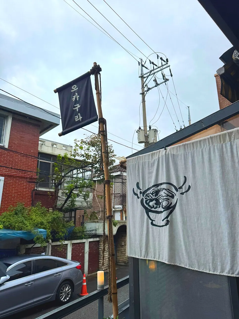 이태원 골목에 자리한 라멘 전문점 입구