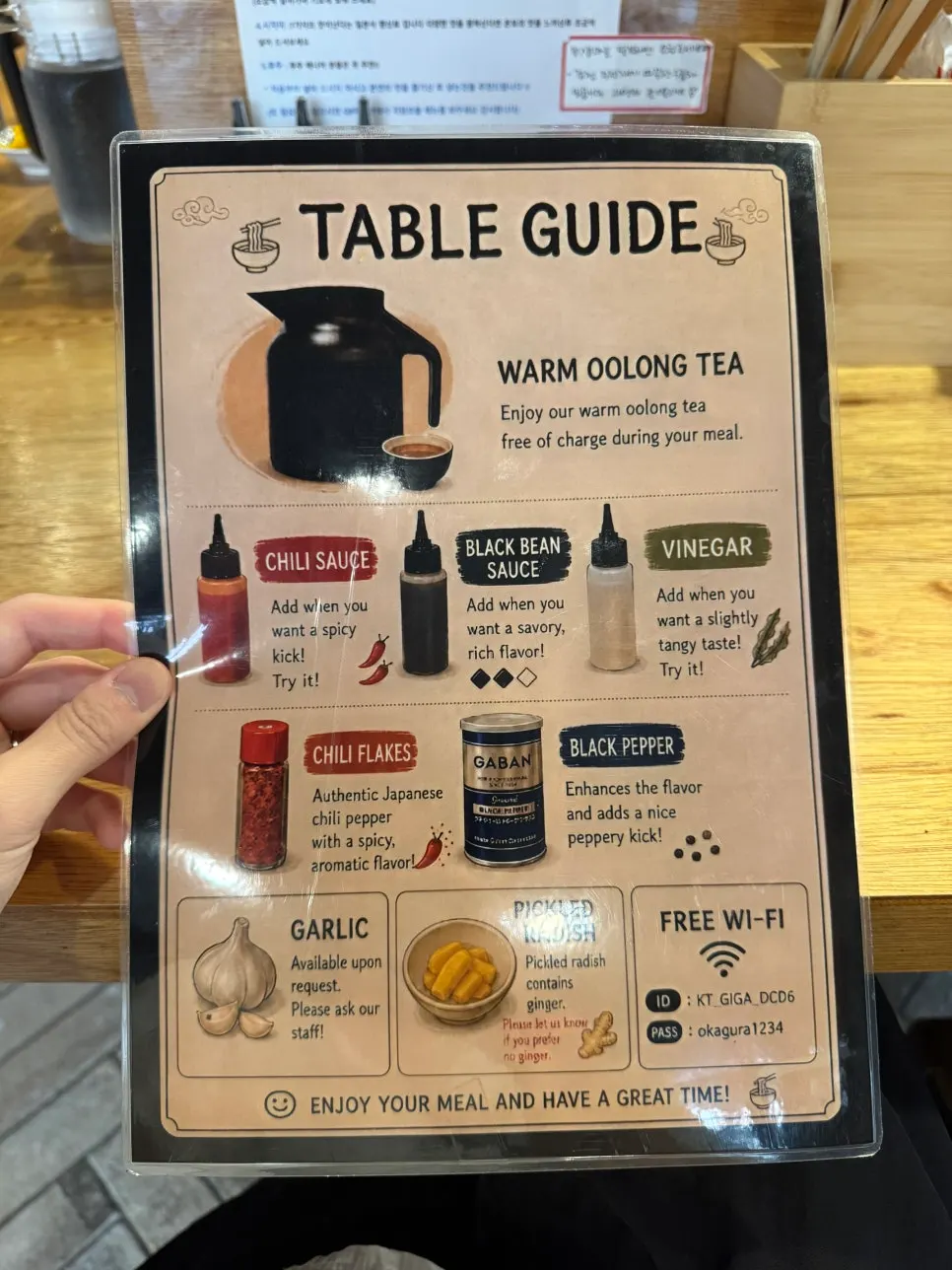 영어로도 적힌 매장 안내문