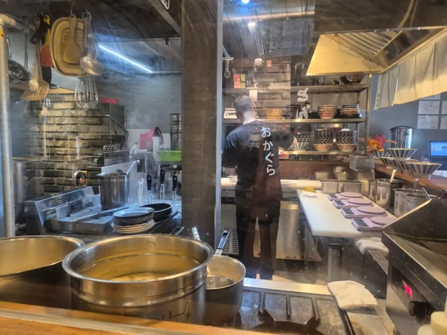 자가제면을 하는 오카구라 라멘 주방