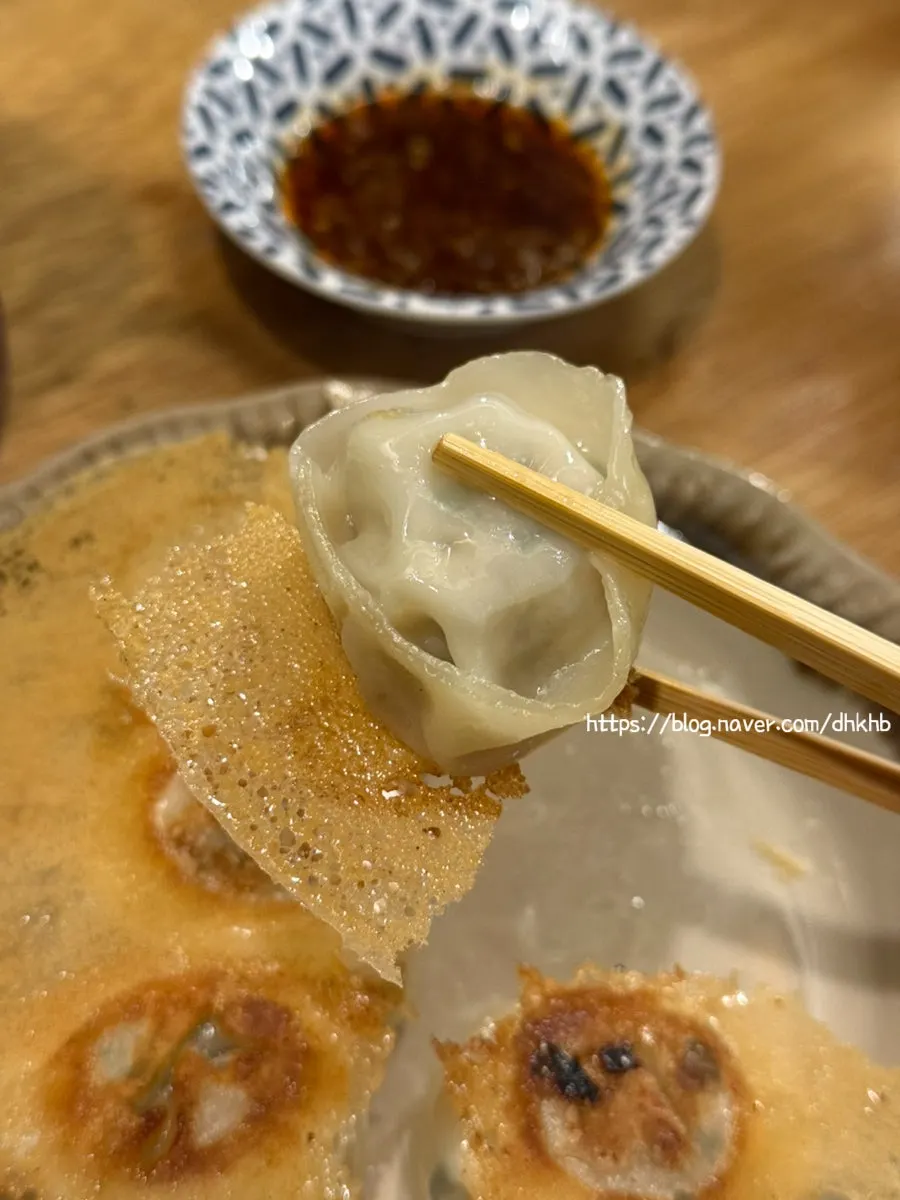 바삭하게 구운 수제 한입교자