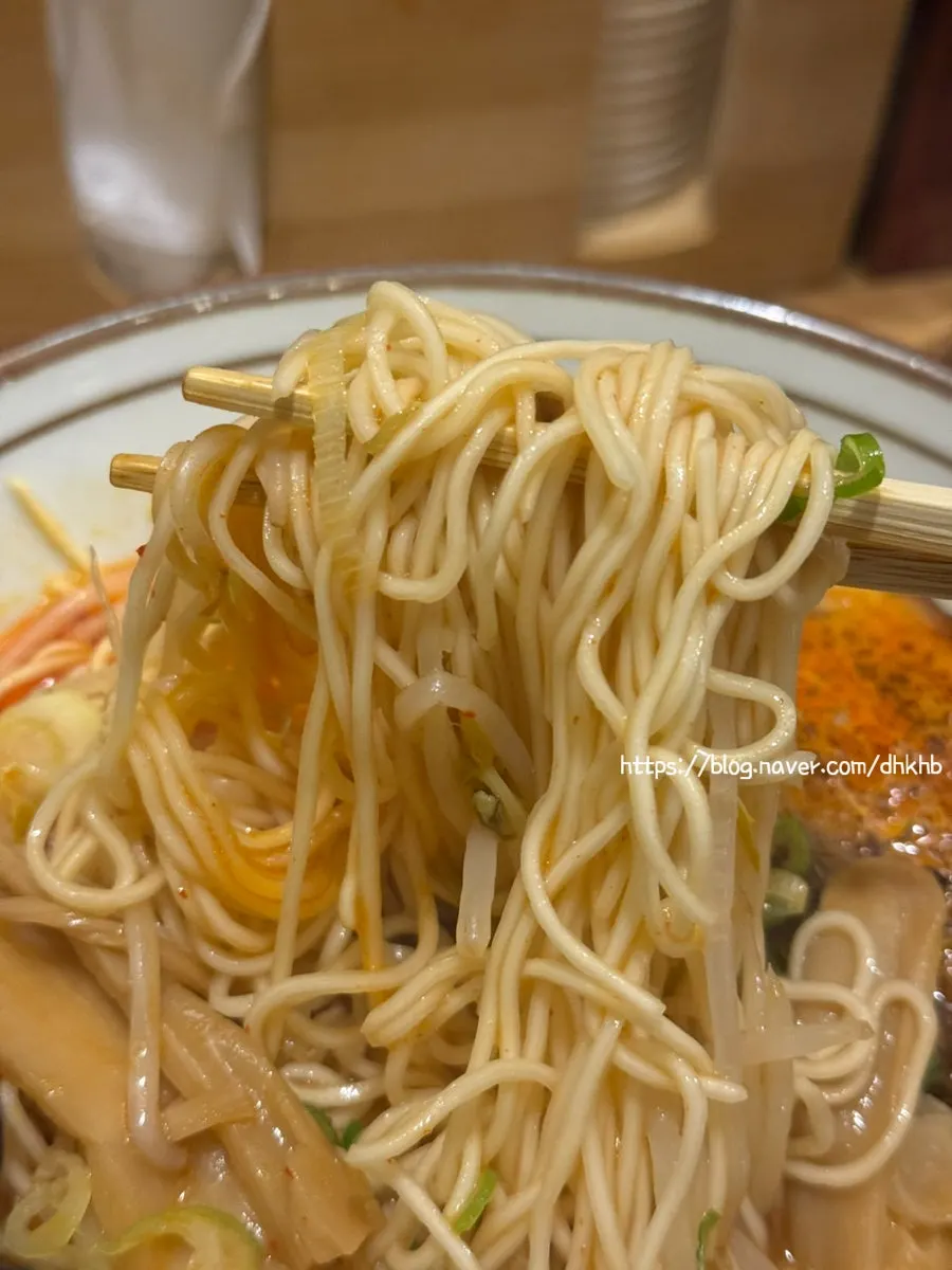 추가 토핑이 올라간 라멘 한 그릇