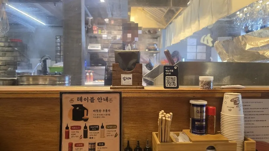 깔끔하게 관리된 오카구라 라멘 매장 내부