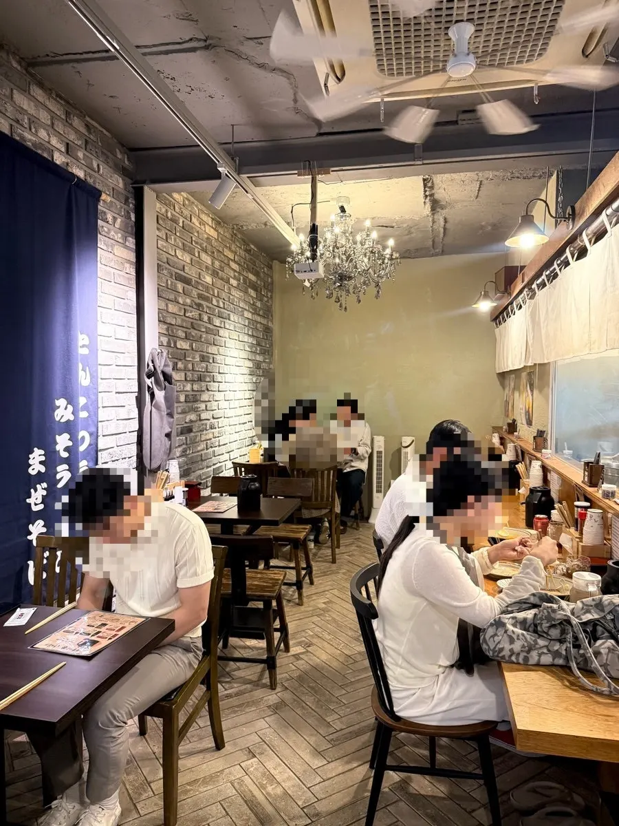 우드톤 인테리어의 오카구라 라멘 내부