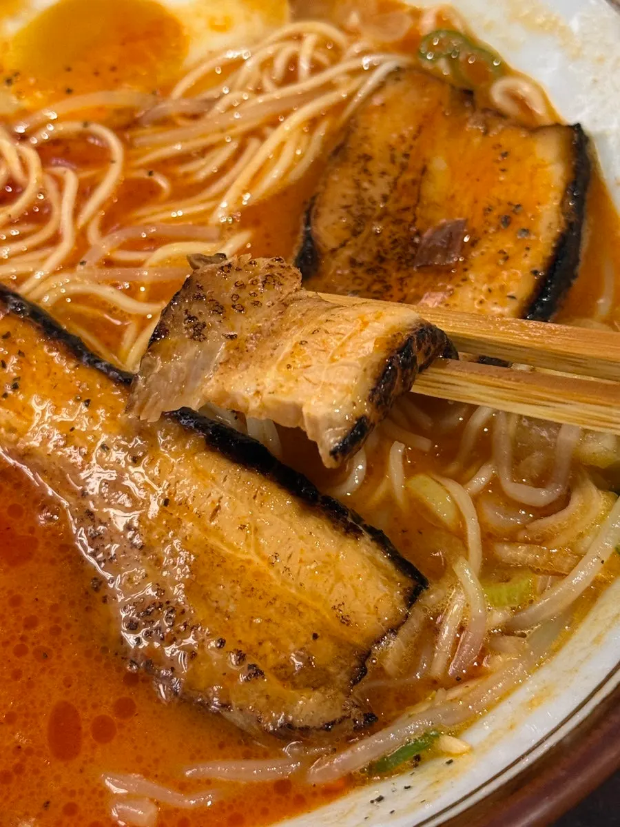 차슈를 올린 라멘 한 젓가락