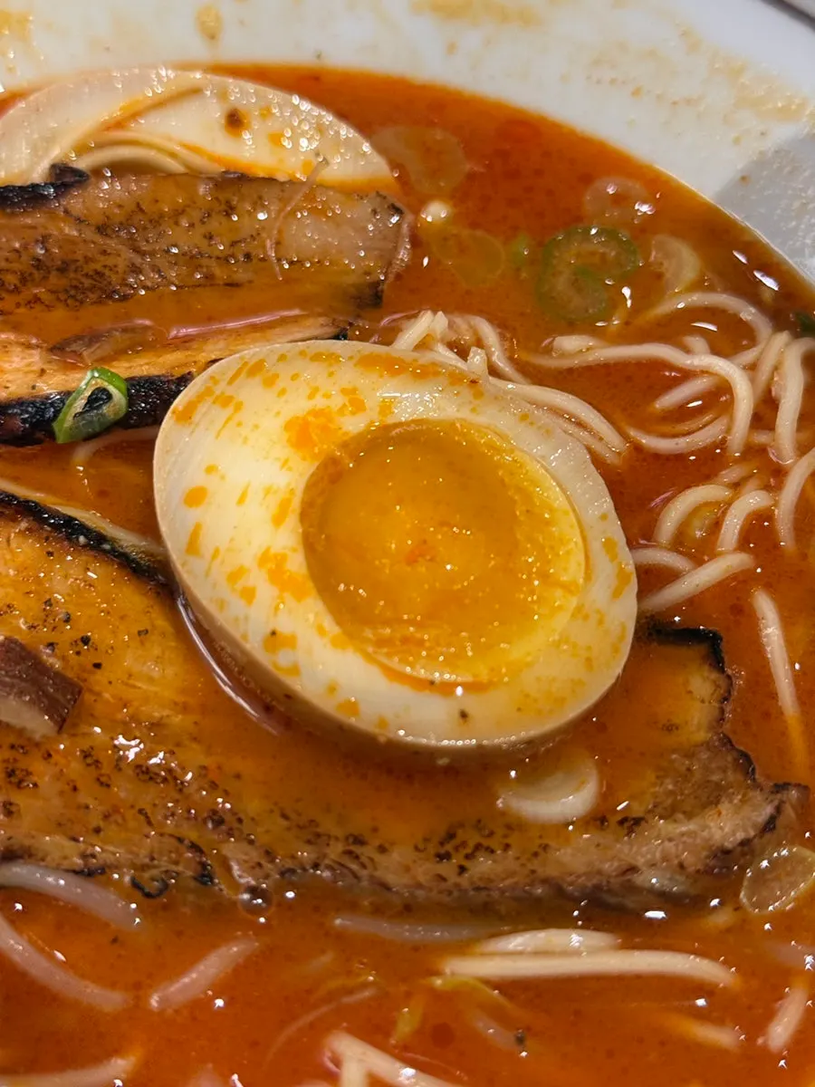 계란 토핑을 추가한 우마카라돈코츠 2단계