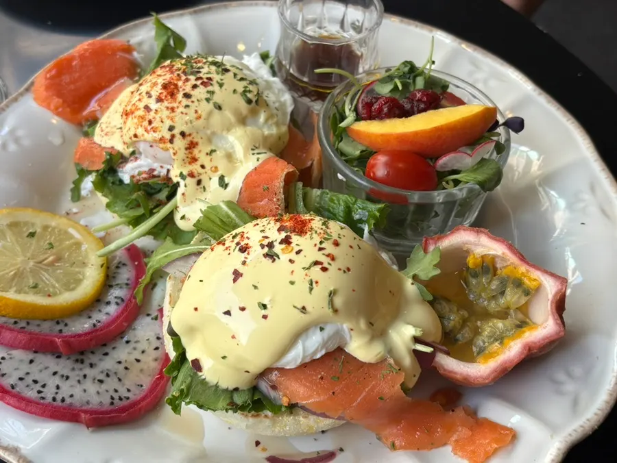Smoked salmon eggs Benedict at Ongfleur
