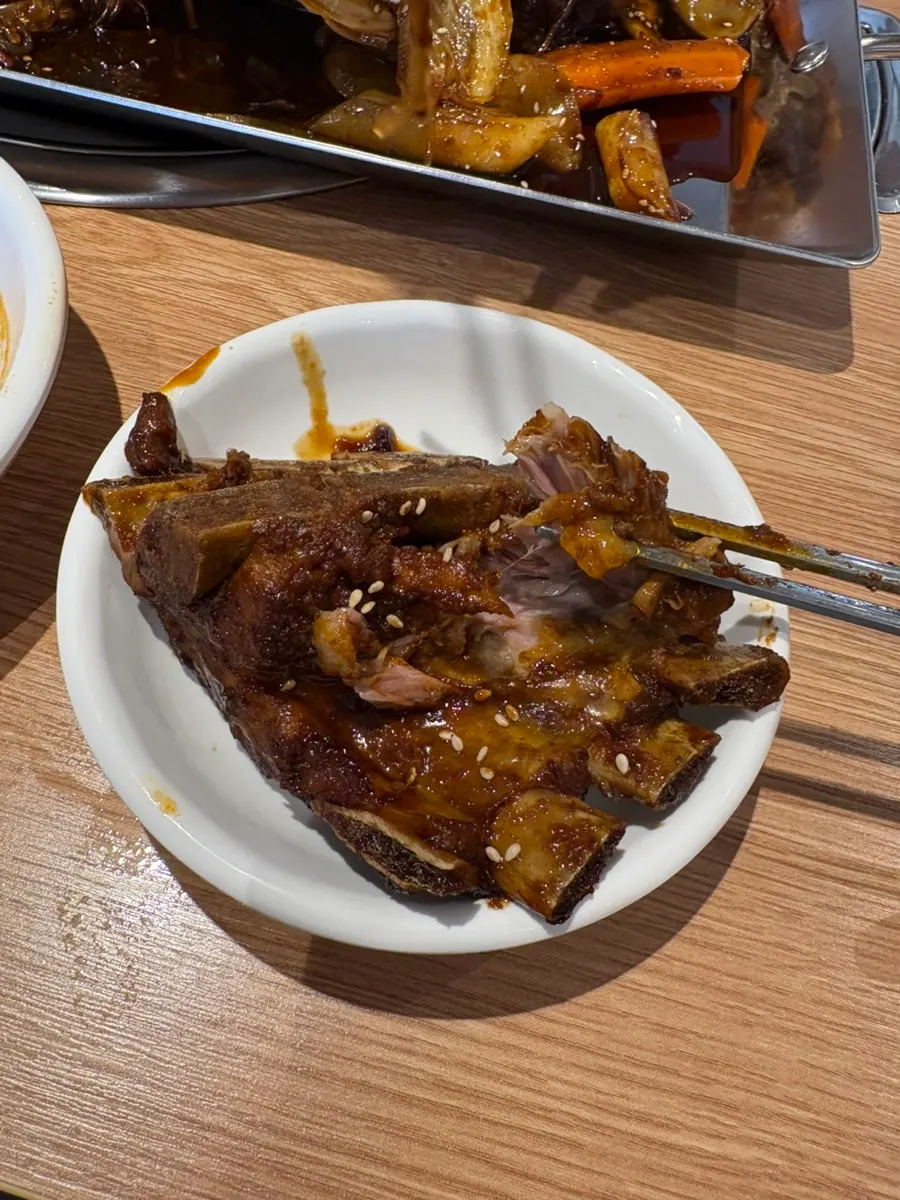 Soy-braised bones with large bones and glass noodles