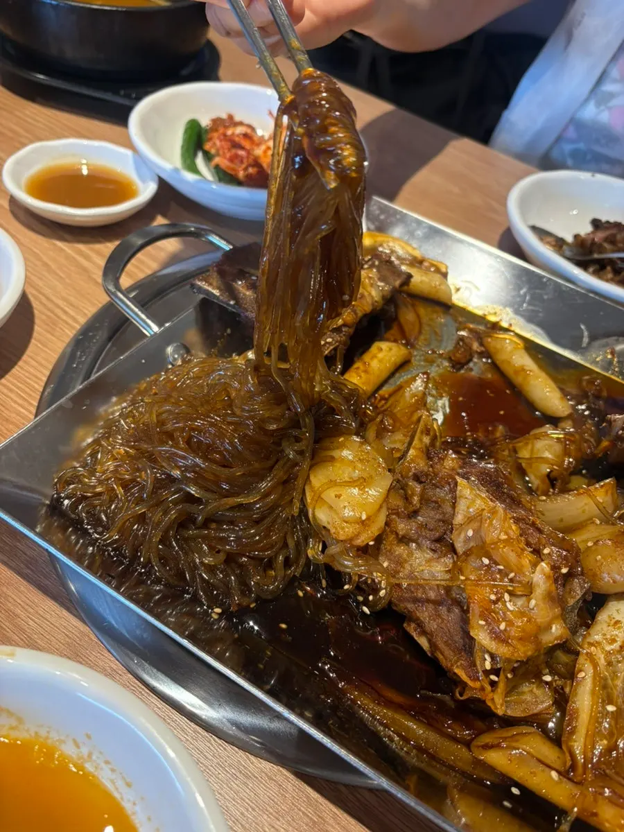 Braised bones with rice cakes and sujebi