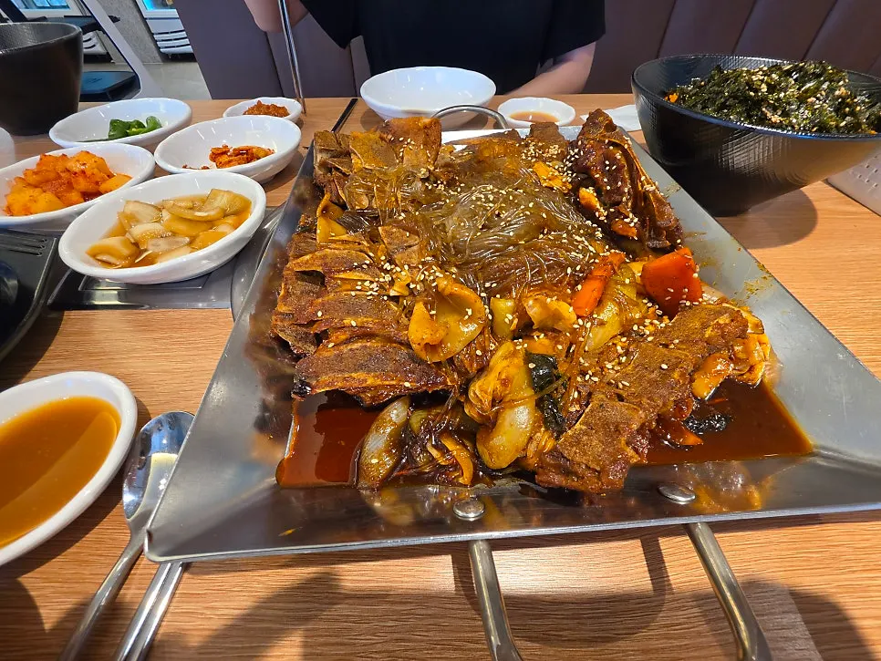 간장뼈찜이 나온 한 상 차림