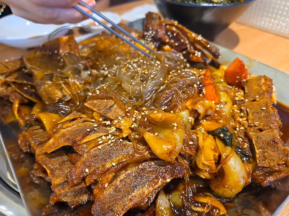 간장뼈찜 한 상 전체 모습