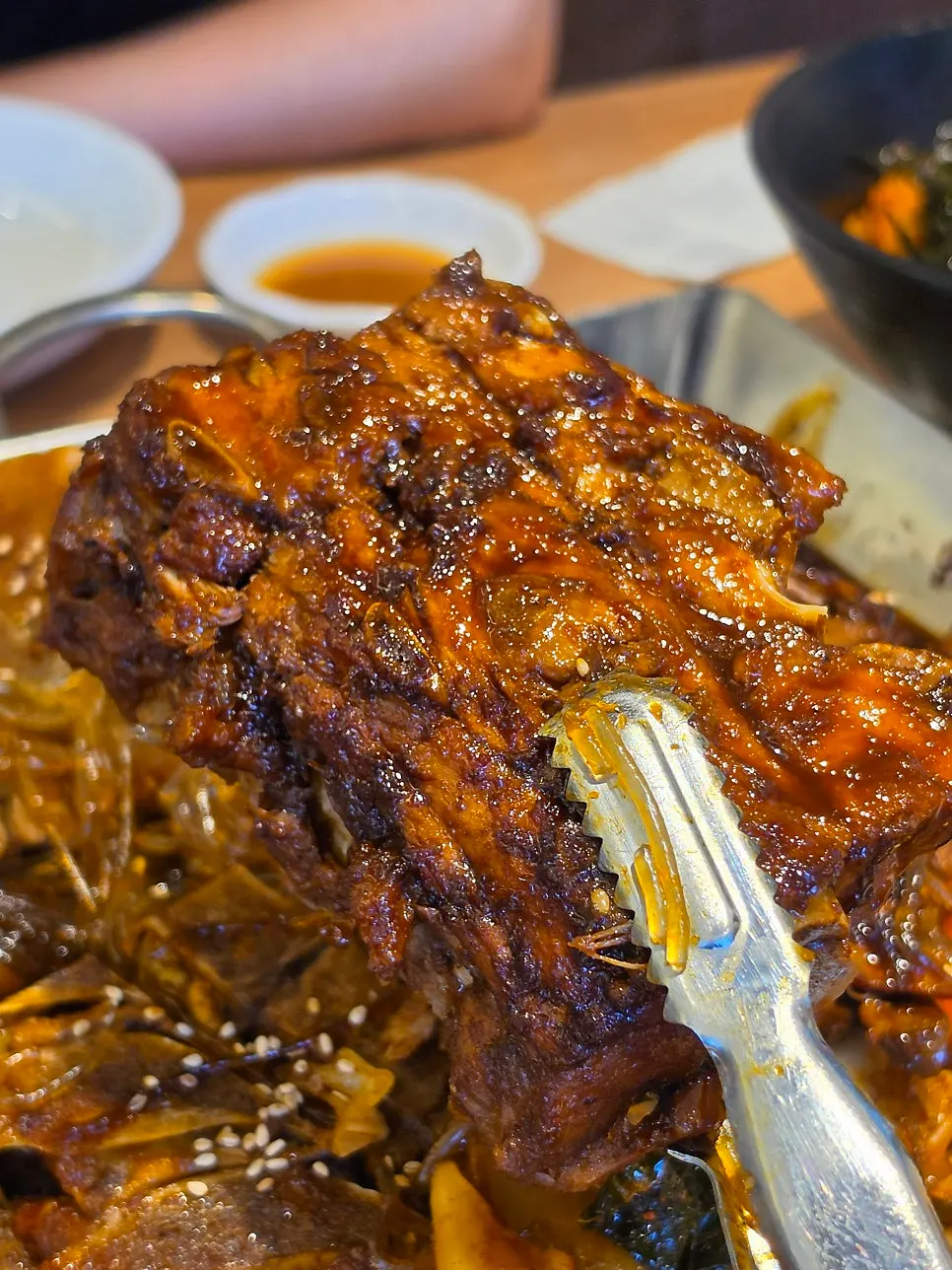 떡사리와 수제비사리가 섞인 뼈찜