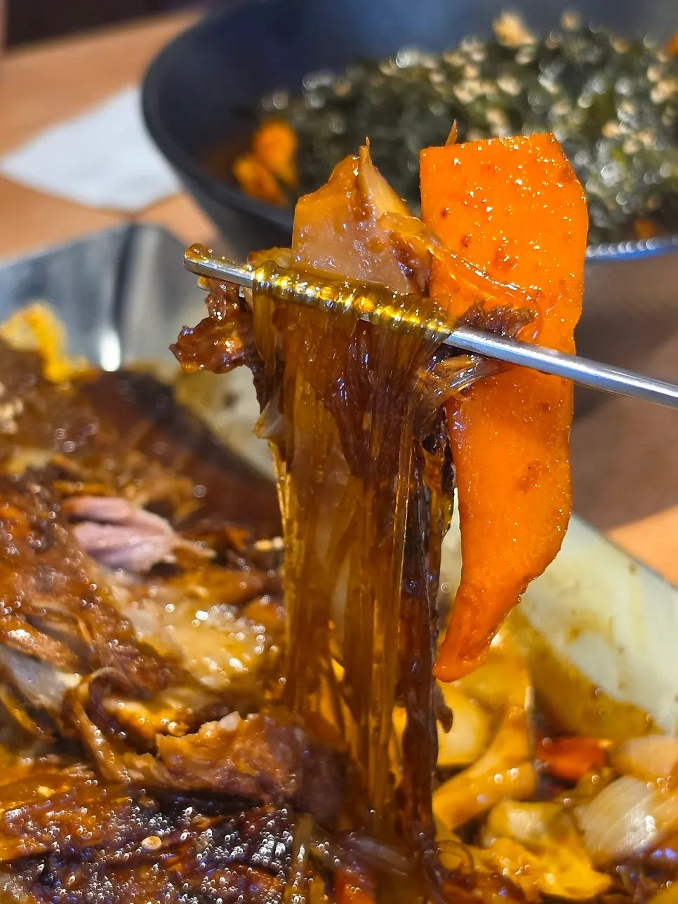 간장뼈찜 고기 들어 올린 모습