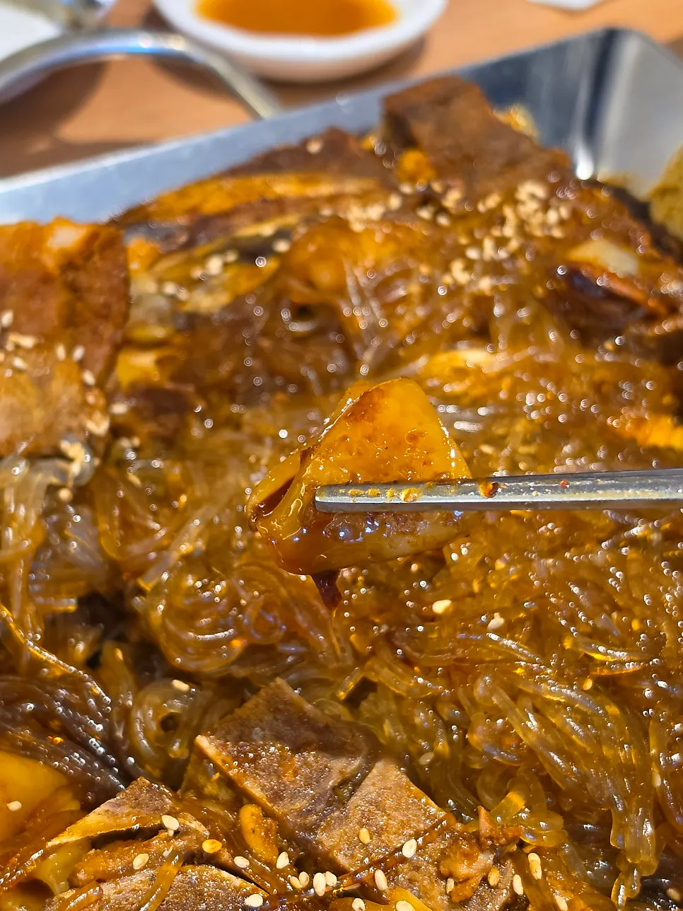 수제비사리와 야채가 든 뼈찜