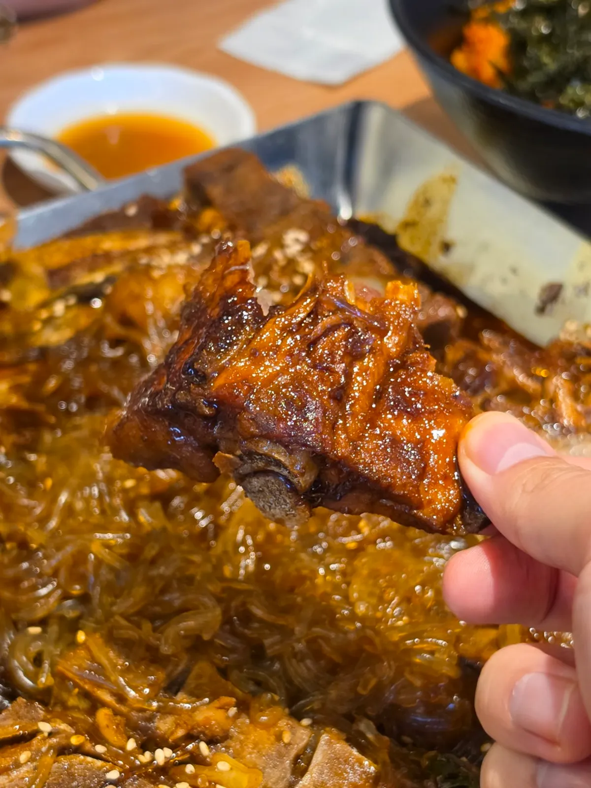 뼈에 붙은 살을 발라 먹은 간장뼈찜