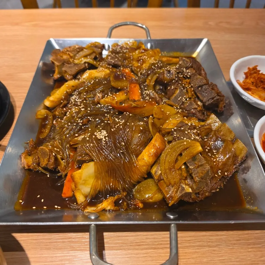 철판 가득 담겨 나온 간장뼈찜 소자