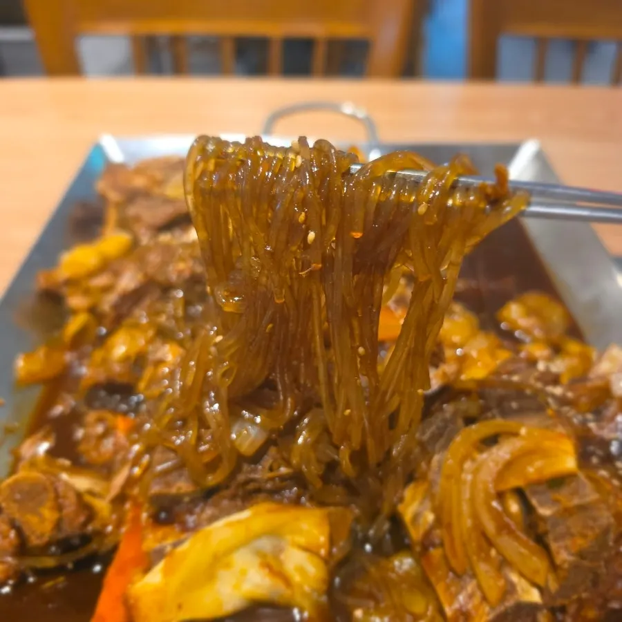 간장뼈찜 속 떡과 수제비