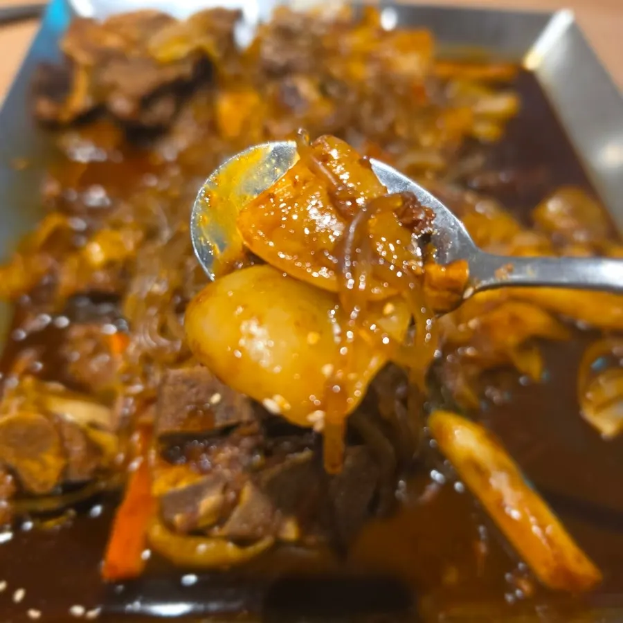 간장 양념이 밴 뼈찜 한 점