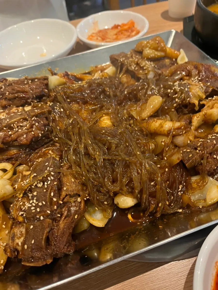 뼈찜 주문 시 함께 나온 뜨끈한 국물