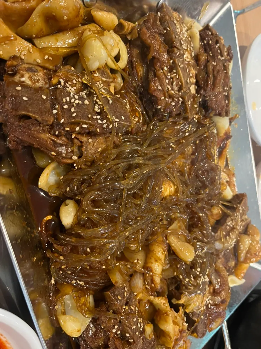 서비스 국물과 밑반찬이 놓인 테이블