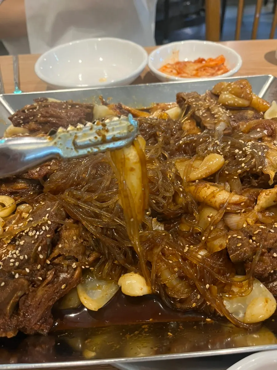 감자·당면·떡사리가 올라간 간장뼈찜
