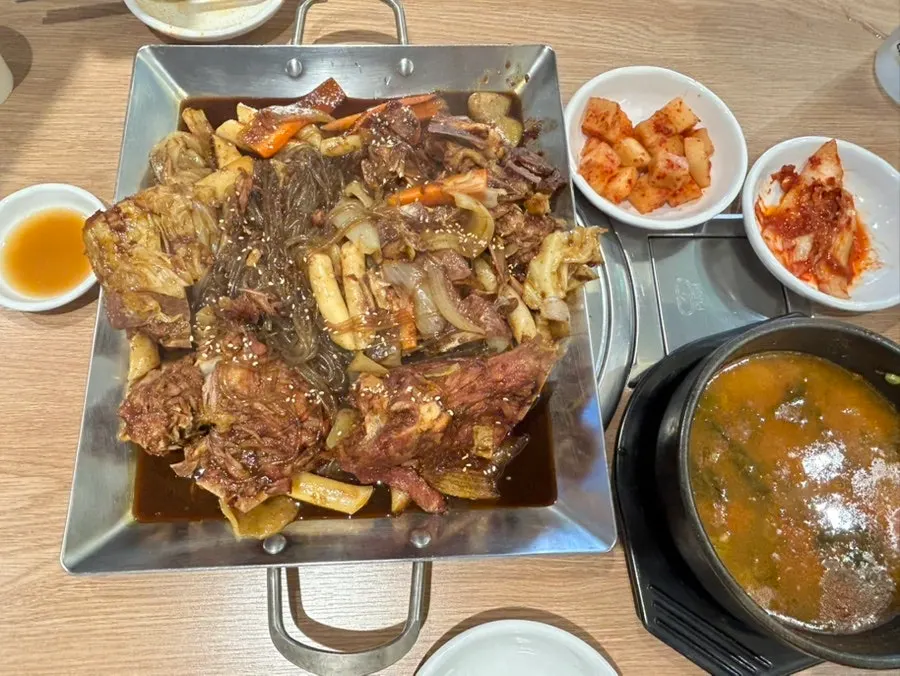 Self-serve bar for grabbing side dishes and water