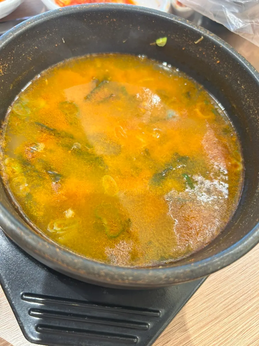 Soy-braised bone stew piled generously on a square hot plate