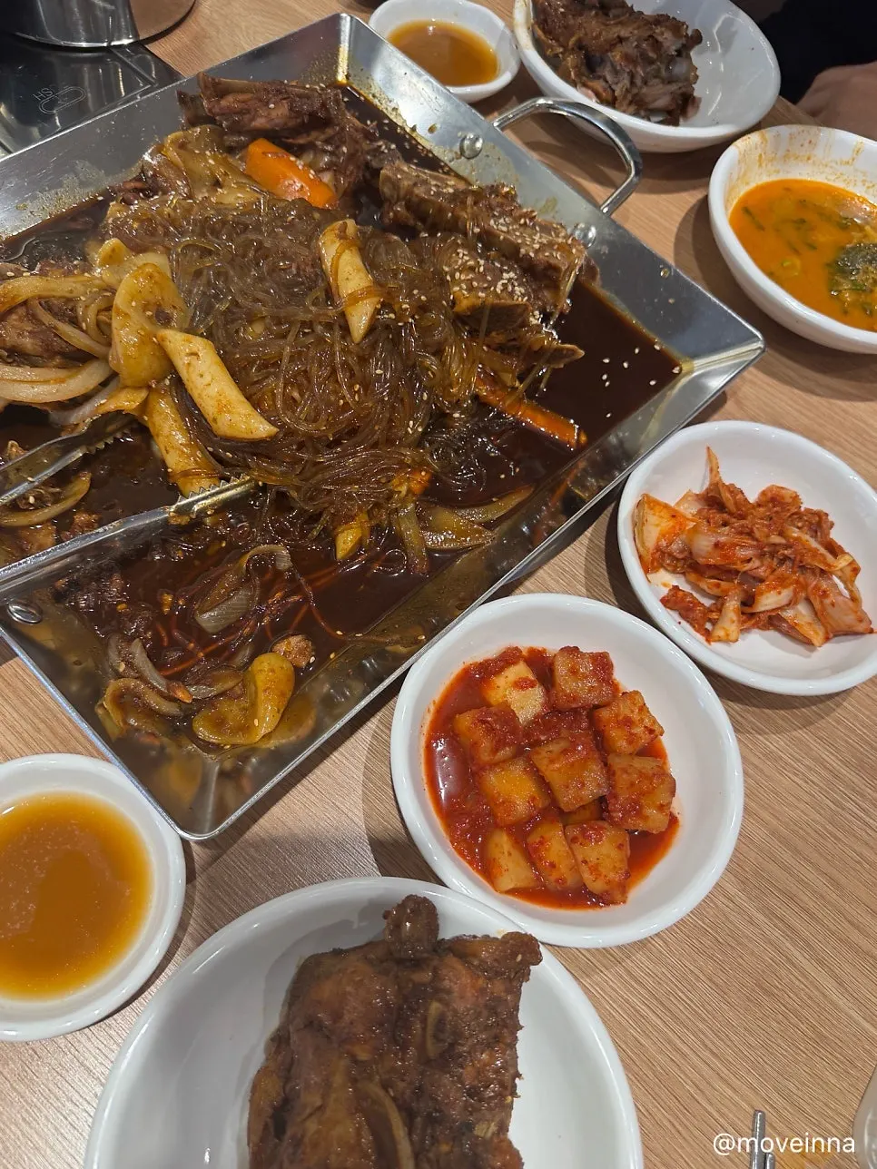 Medium soy-braised bone stew served on a hot plate
