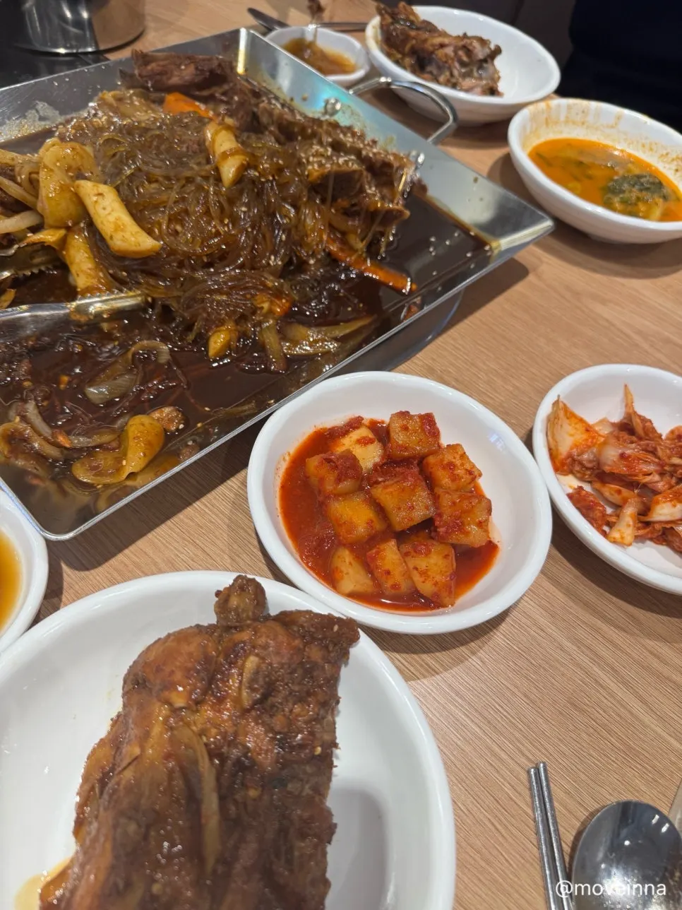 Table setting after finishing the soy-braised bone stew