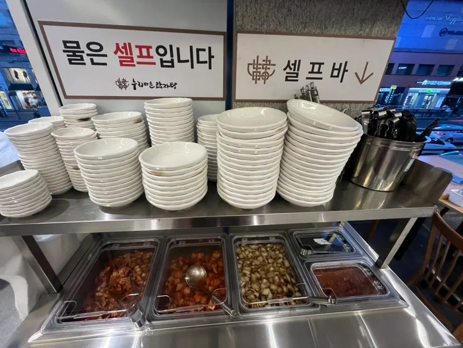 테이블에 놓인 기본 반찬 구성