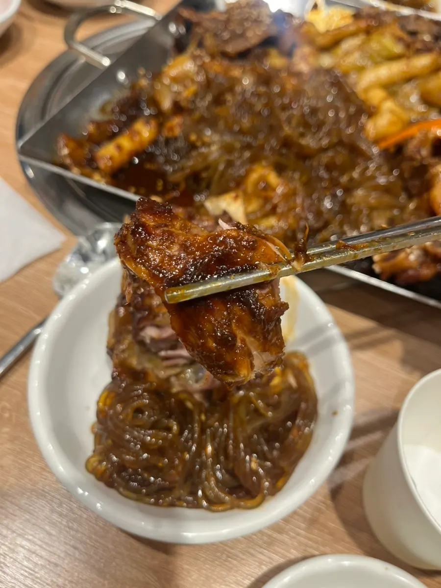 젓가락으로 발라낸 뼈찜 살